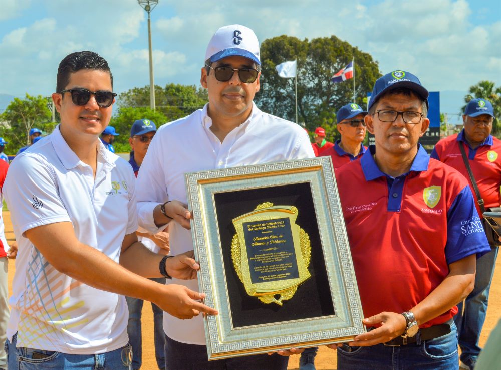 Homenaje a los 60 años Asociación Cibao en inicio XIX Torneo Softbol de  Verano Santiago Country Club - Caribbean Digital